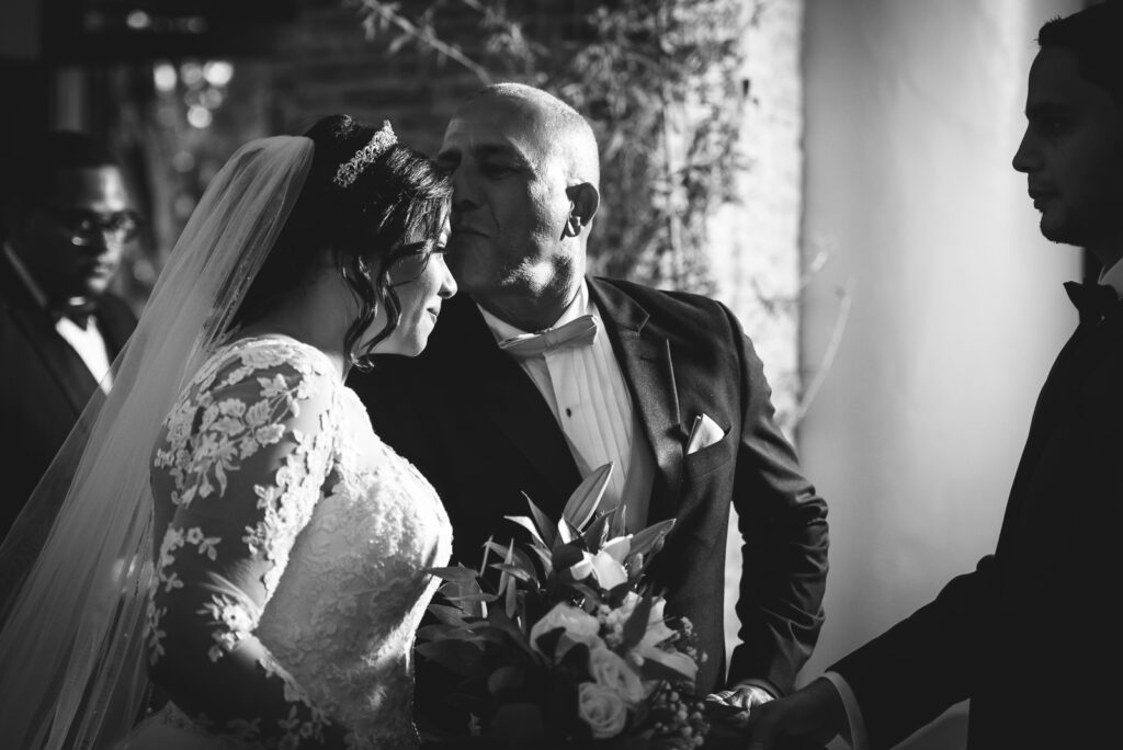 Fotos de la Boda celebrada en la Iglesia del Santo Cerro, La Vega, Republica Dominicana por el fotografo dominicano Greg Dotel Photography