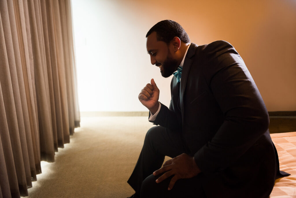 Fotos de getting ready o vistiendose del novio para bodas en Republica Dominicana por el fotografo dominicano Greg Dotel Photography