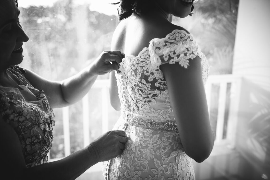 Fotos de getting ready o vistiendose de la novia para bodas en Republica Dominicana por el fotografo dominicano Greg Dotel Photography