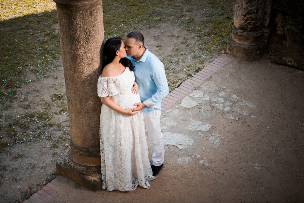 Sesion de fotos de embarazadas en las Ruinas de Emgombre en Santo Domingo, Republica Dominicana por el fotografo dominicano