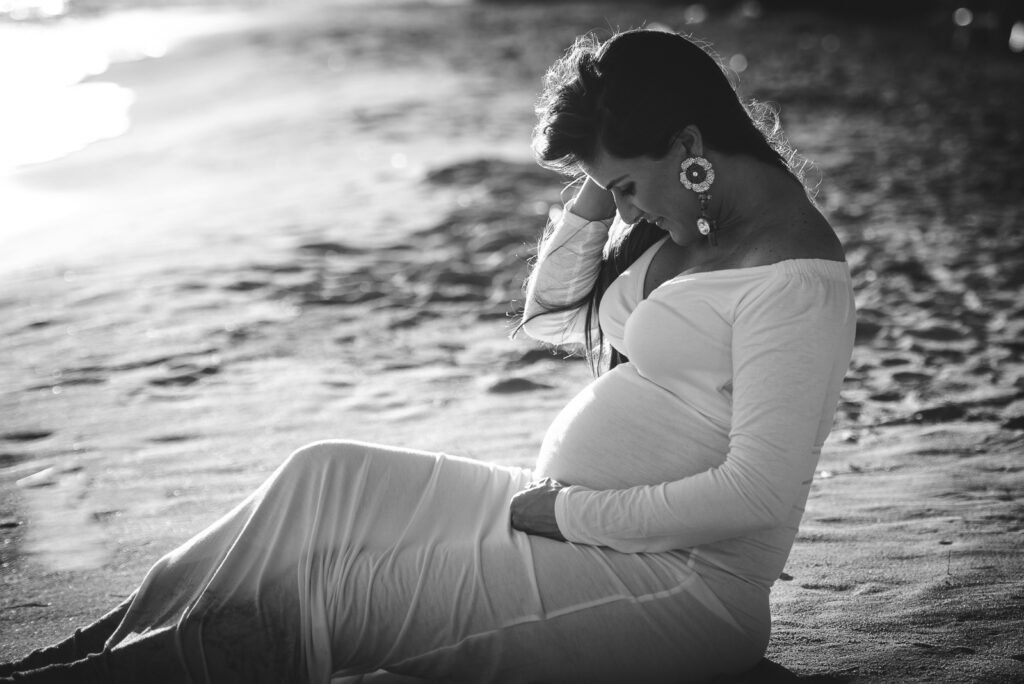 Sesion de fotos de embarazadas en la playa de Juan Dolio, San Pedro de Macoris, Republica Dominicana por el fotografo dominicano