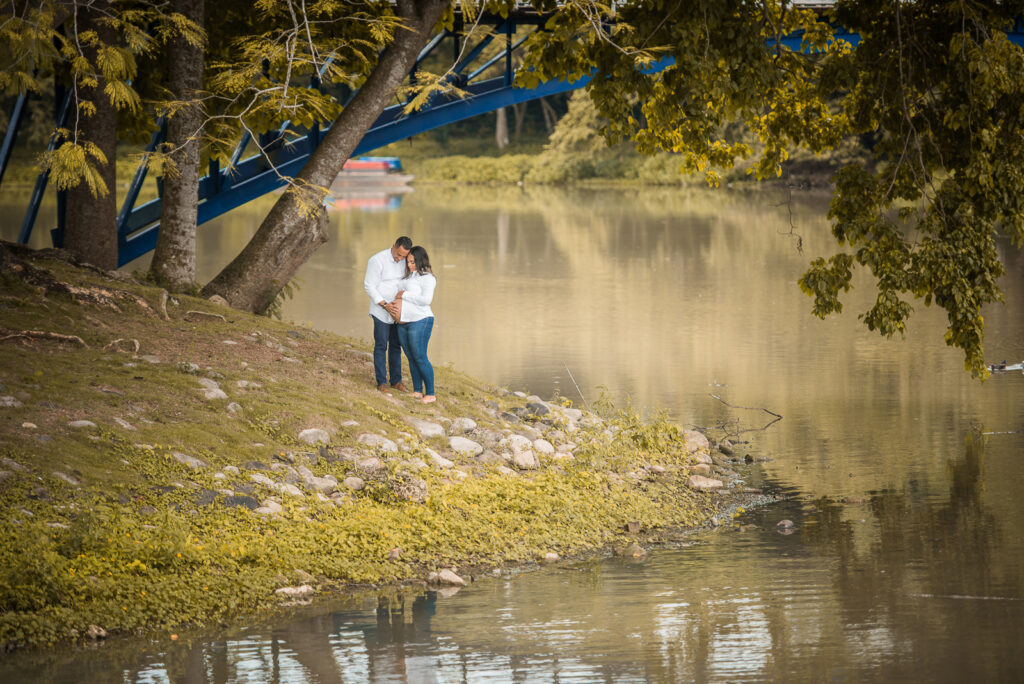Sesion de fotos de embarazadas en el Parque Mirador Norte de Santo Domingo, Republica Dominicana por el fotógrafo dominicano