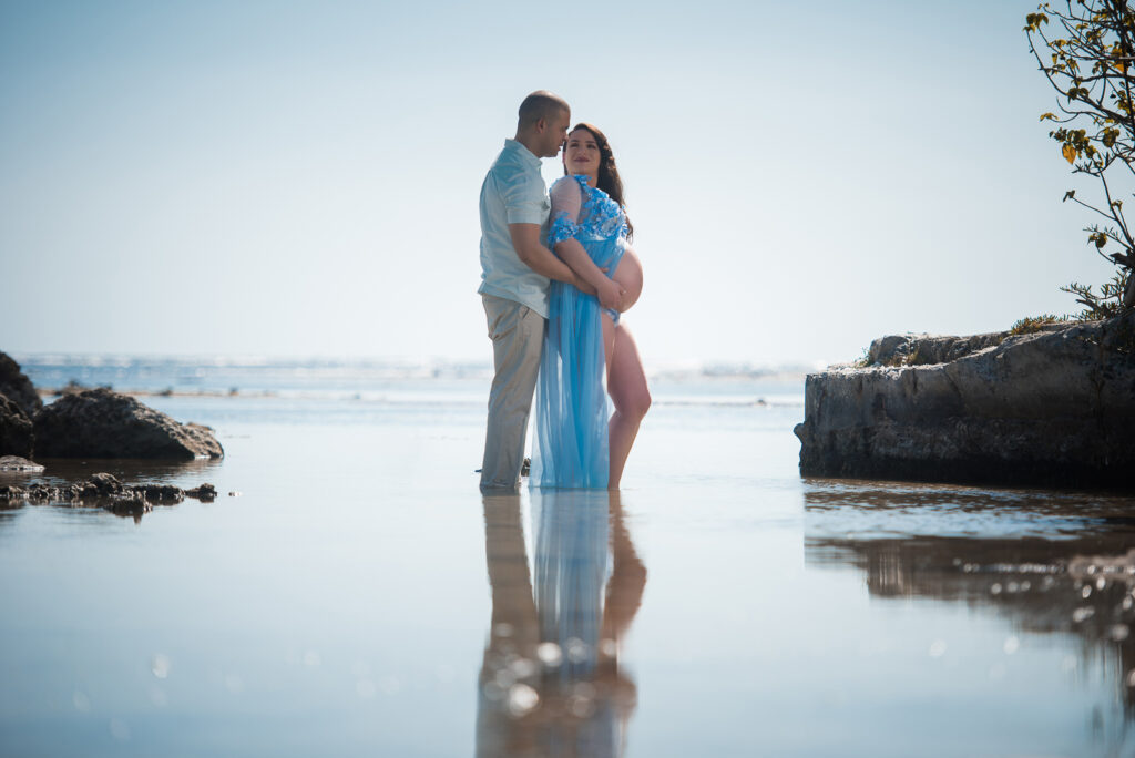 Sesion de fotos de embarazadas en la playa de Juan Dolio, San Pedro de Macoris, Republica Dominicana por el fotografo dominicano