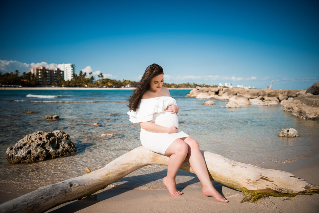 Sesion de fotos de embarazadas en la playa de Juan Dolio, San Pedro de Macoris, Republica Dominicana por el fotografo dominicano