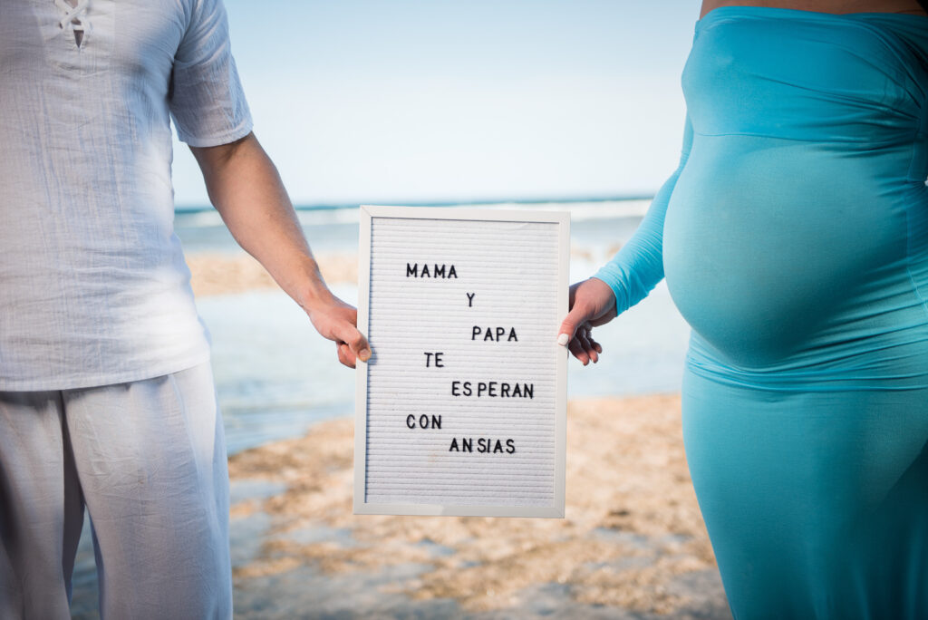 Sesion de fotos de embarazadas en la playa de Juan Dolio, San Pedro de Macoris, Republica Dominicana por el fotografo dominicano