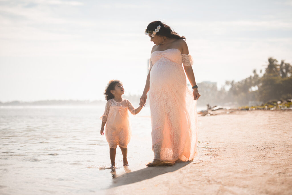 Sesion de fotos de embarazadas en la playa de Juan Dolio, San Pedro de Macoris, Republica Dominicana por el fotografo dominicano