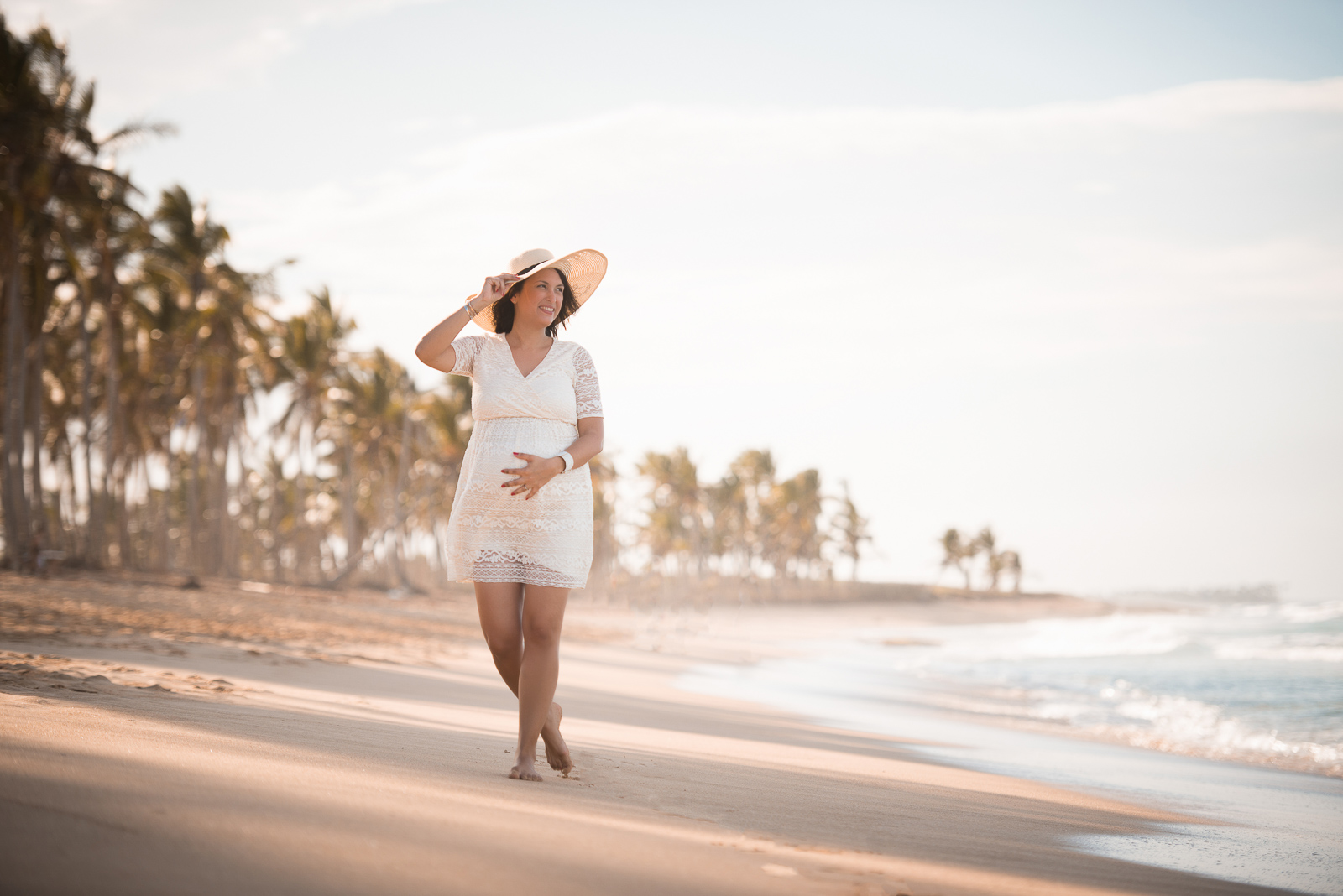 Sesion de fotos de embarazadas en la playa Macao, Punta Cana por el fotografo dominicano en la Republica Dominicana