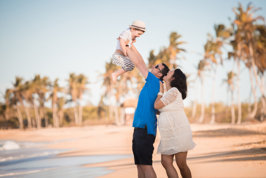 Sesion de fotos de embarazadas en la playa Macao, Punta Cana por el fotografo dominicano en la Republica Dominicana