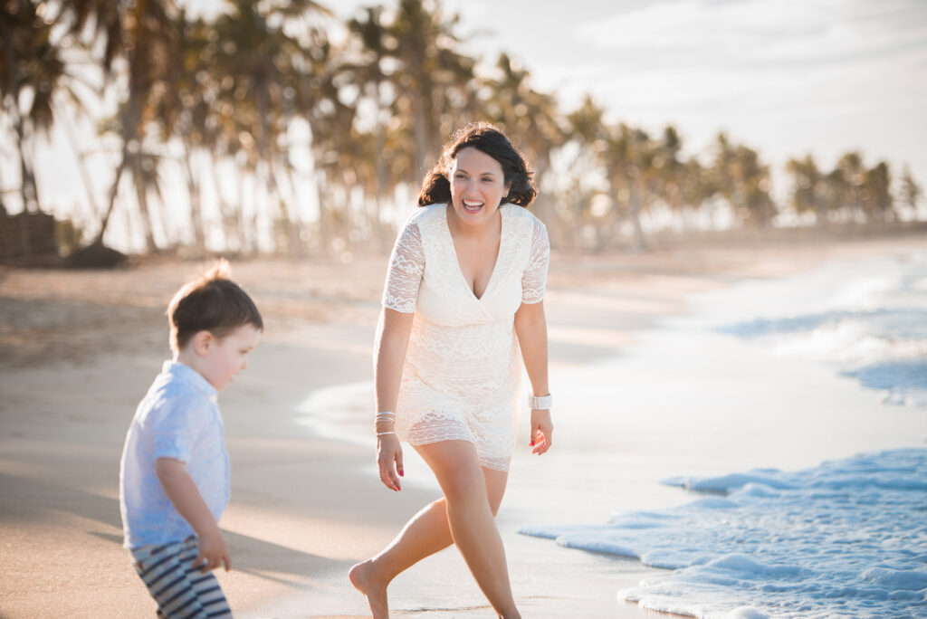 Sesion de fotos de embarazadas en la playa Macao, Punta Cana por el fotografo dominicano en la Republica Dominicana