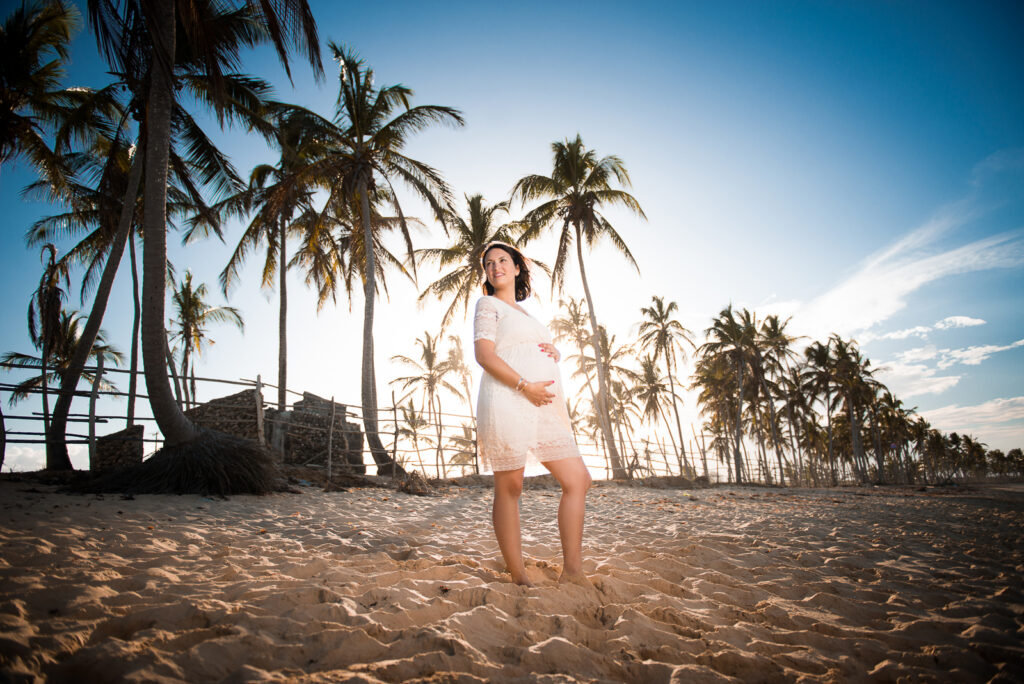 Sesion de fotos de embarazadas en la playa Macao, Punta Cana por el fotografo dominicano en la Republica Dominicana