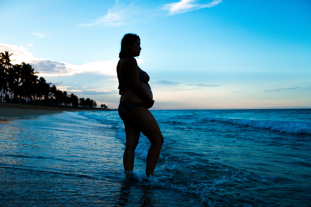 Sesion de fotos de embarazadas en la playa Macao, Punta Cana por el fotografo dominicano en la Republica Dominicana