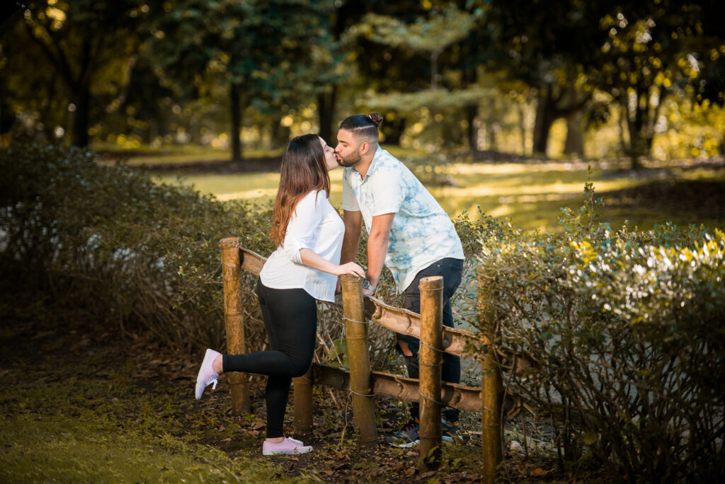 Sesion de fotos de revelacion de sexo del bebe durante el embarazo en el Jardín Botánico de Santo Domingo, Republica Dominicana por el fotografo dominicano