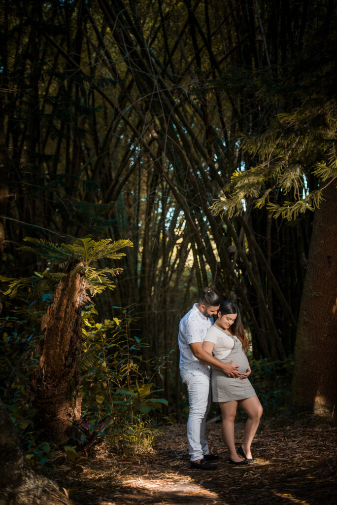 Sesion de fotos de revelacion de sexo del bebe durante el embarazo en el Jardín Botánico de Santo Domingo, Republica Dominicana por el fotografo dominicano