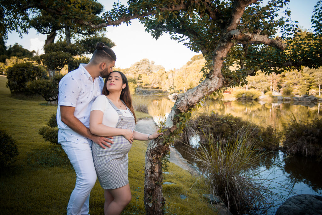 Sesion de fotos de revelacion de sexo del bebe durante el embarazo en el Jardín Botánico de Santo Domingo, Republica Dominicana por el fotografo dominicano