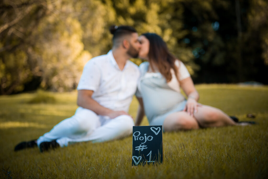 Sesion de fotos de revelacion de sexo del bebe durante el embarazo en el Jardín Botánico de Santo Domingo, Republica Dominicana por el fotografo dominicano