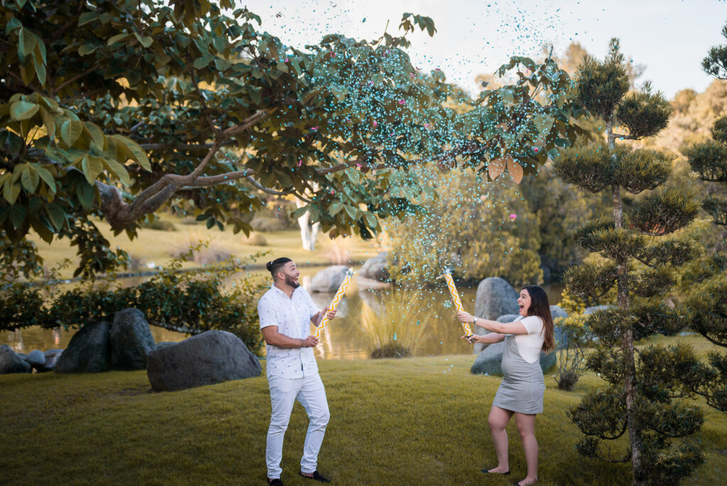 Sesion de fotos de revelacion de sexo del bebe durante el embarazo en el Jardín Botánico de Santo Domingo, Republica Dominicana por el fotografo dominicano