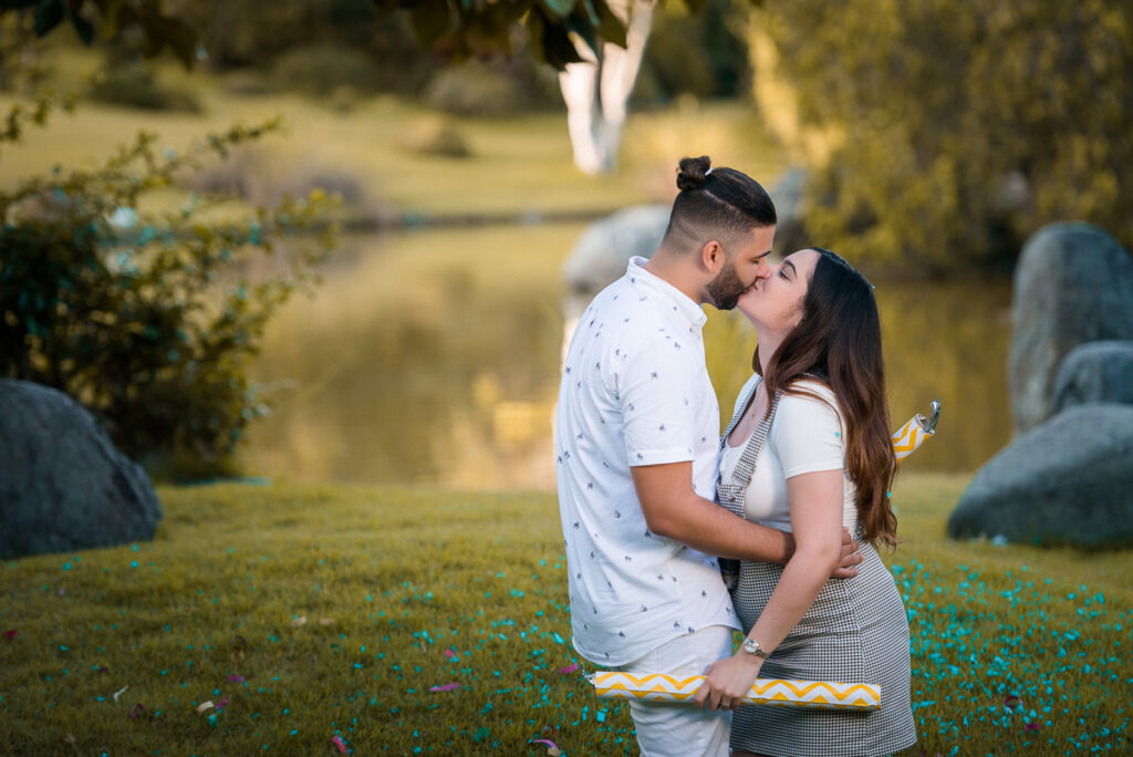 Sesion de fotos de revelacion de sexo del bebe durante el embarazo en el Jardín Botánico de Santo Domingo, Republica Dominicana por el fotografo dominicano