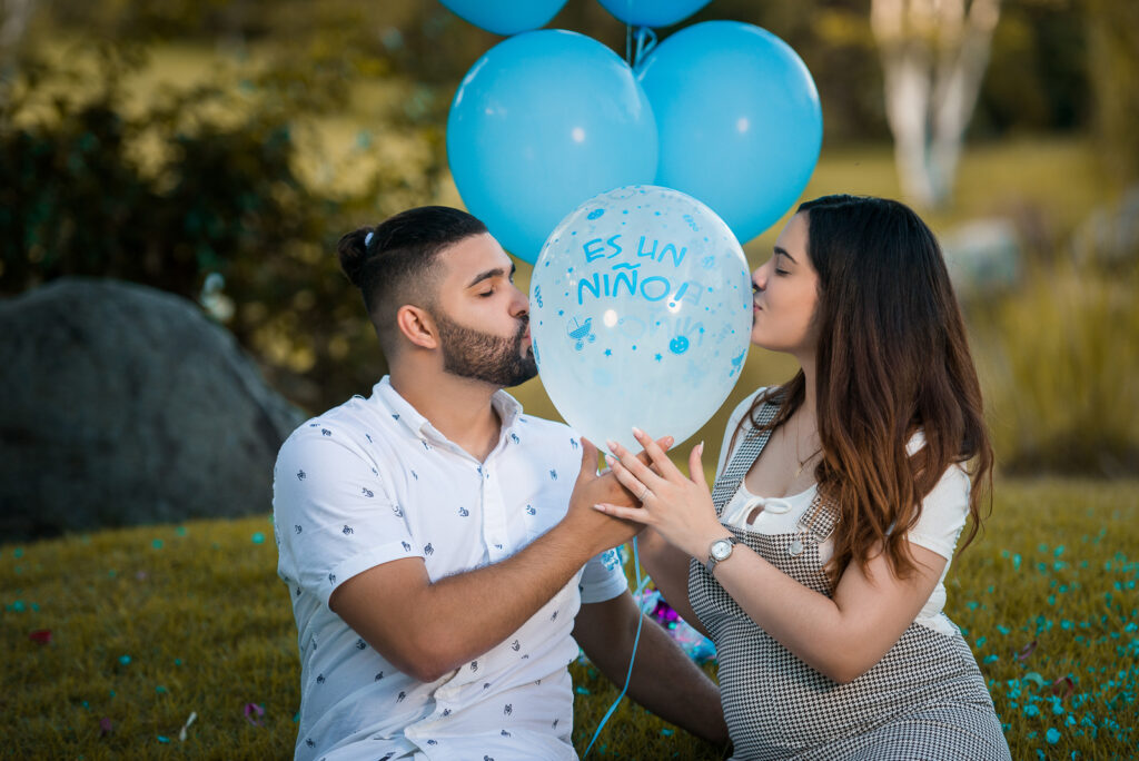 Sesion de fotos de revelacion de sexo del bebe durante el embarazo en el Jardín Botánico de Santo Domingo, Republica Dominicana por el fotografo dominicano