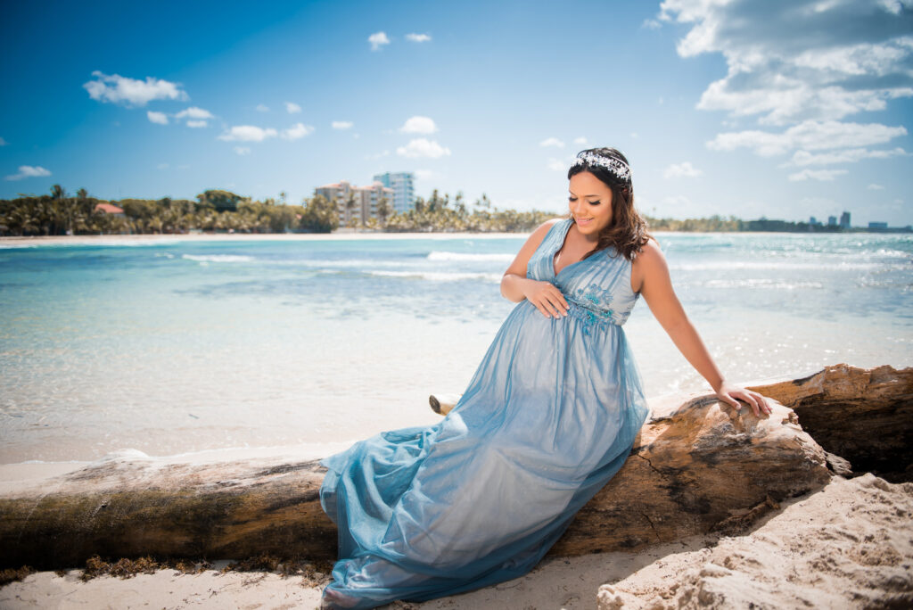 Sesion de fotos de embarazadas en vestido con pareja en la playa de Juan Dolio, San Pedro de Macoris, Republica Dominicana por el fotografo dominicano