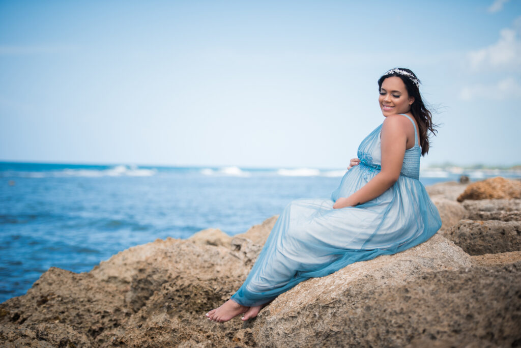 Sesion de fotos de embarazadas en vestido con pareja en la playa de Juan Dolio, San Pedro de Macoris, Republica Dominicana por el fotografo dominicano