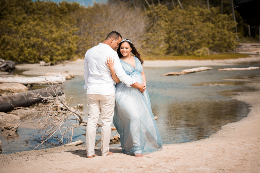 Sesion de fotos de embarazadas en vestido con pareja en la playa de Juan Dolio, San Pedro de Macoris, Republica Dominicana por el fotografo dominicano