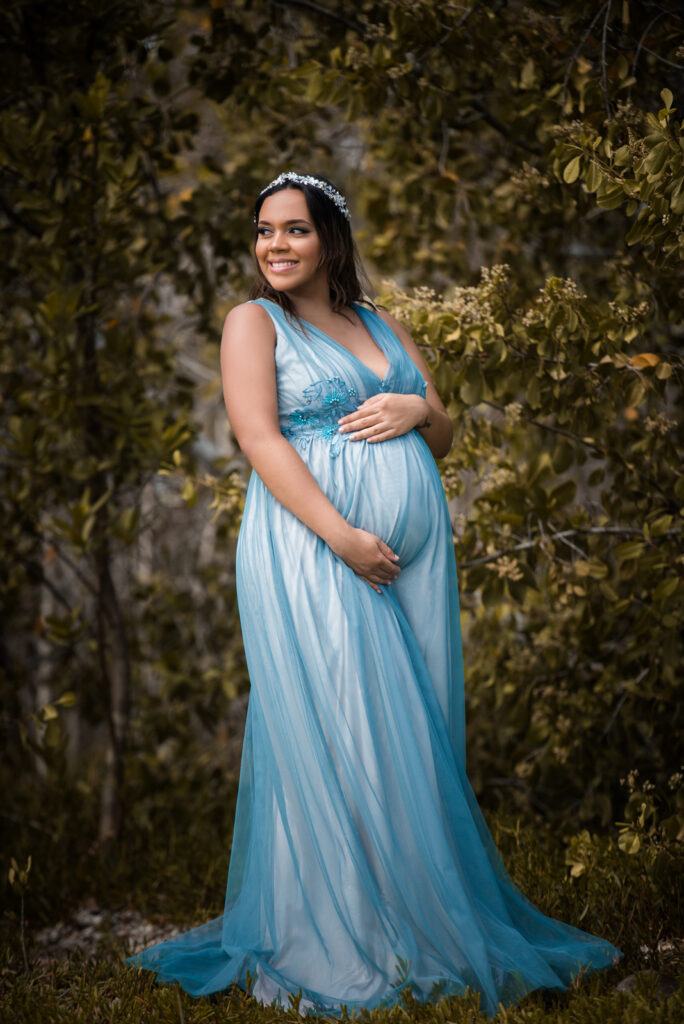 Sesion de fotos de embarazadas en vestido con pareja en la playa de Juan Dolio, San Pedro de Macoris, Republica Dominicana por el fotografo dominicano