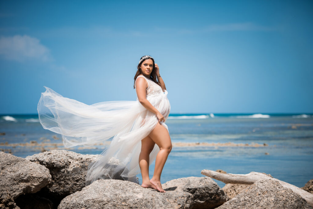 Sesion de fotos de embarazadas en vestido con pareja en la playa de Juan Dolio, San Pedro de Macoris, Republica Dominicana por el fotografo dominicano
