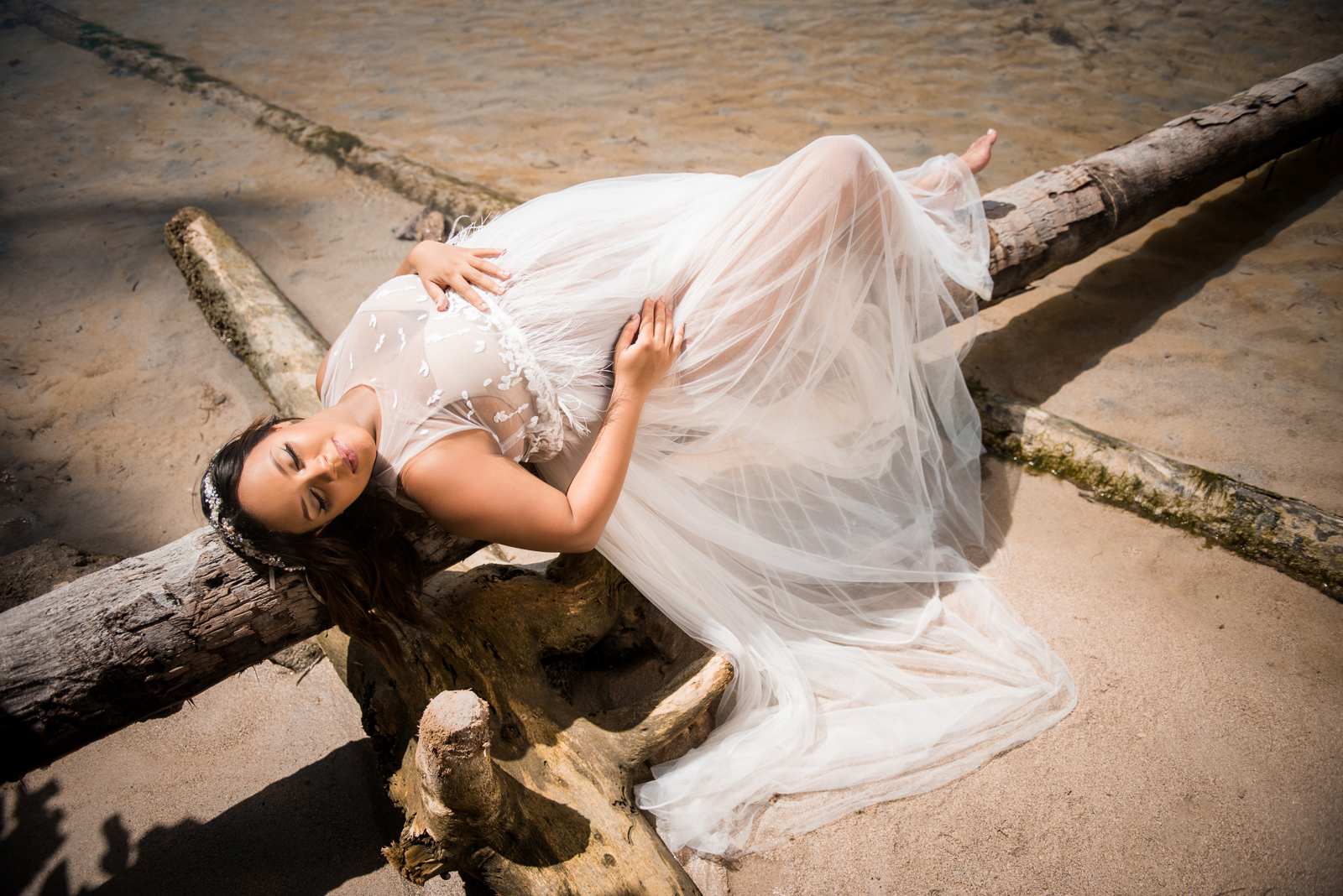 Sesion de fotos de embarazadas en vestido con pareja en la playa de Juan Dolio, San Pedro de Macoris, Republica Dominicana por el fotografo dominicano