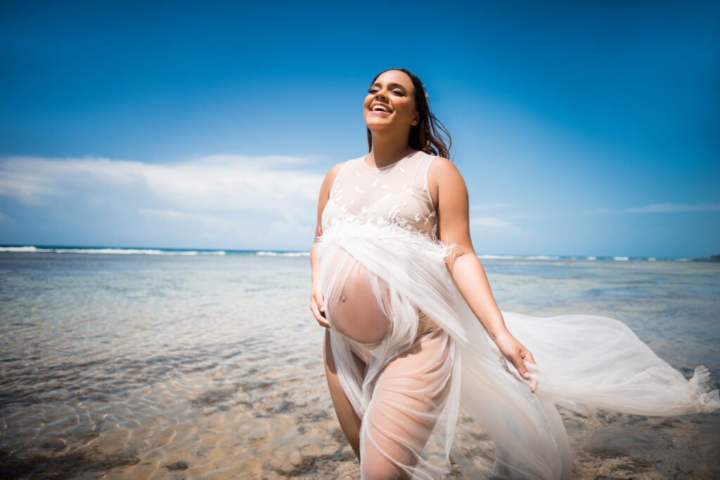 Sesion de fotos de embarazadas en vestido con pareja en la playa de Juan Dolio, San Pedro de Macoris, Republica Dominicana por el fotografo dominicano