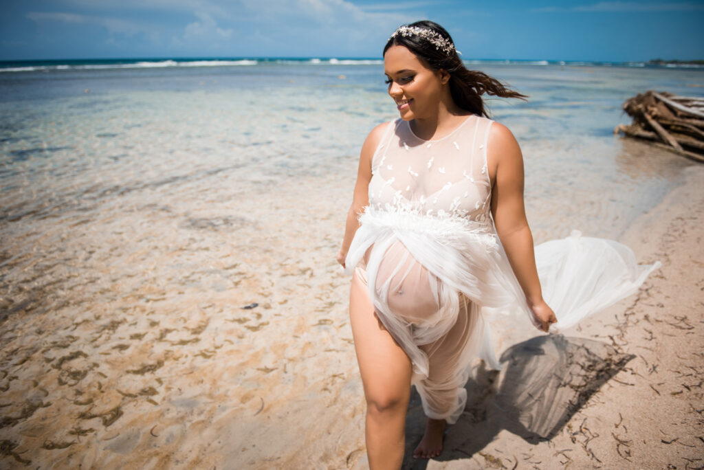 Sesion de fotos de embarazadas en vestido con pareja en la playa de Juan Dolio, San Pedro de Macoris, Republica Dominicana por el fotografo dominicano