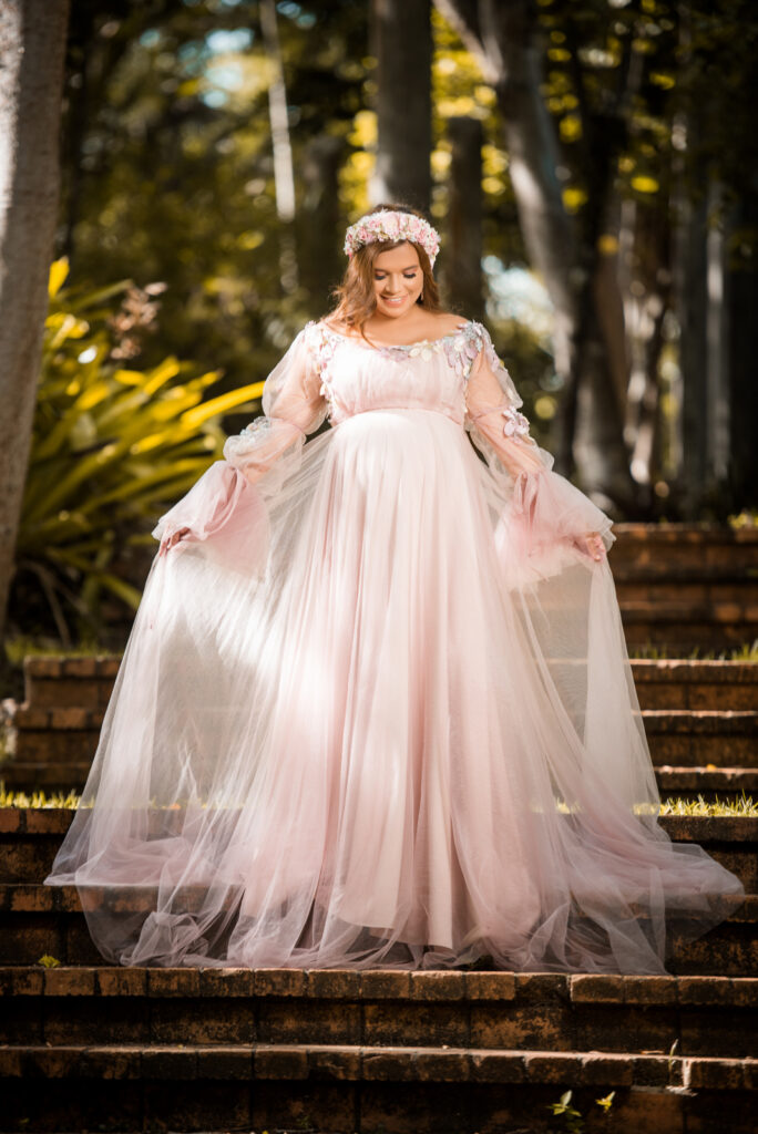 Sesion de fotos de embarazo con vestido en el Jardín Botánico de Santo Domingo, Republica Dominicana por el fotógrafo dominicano