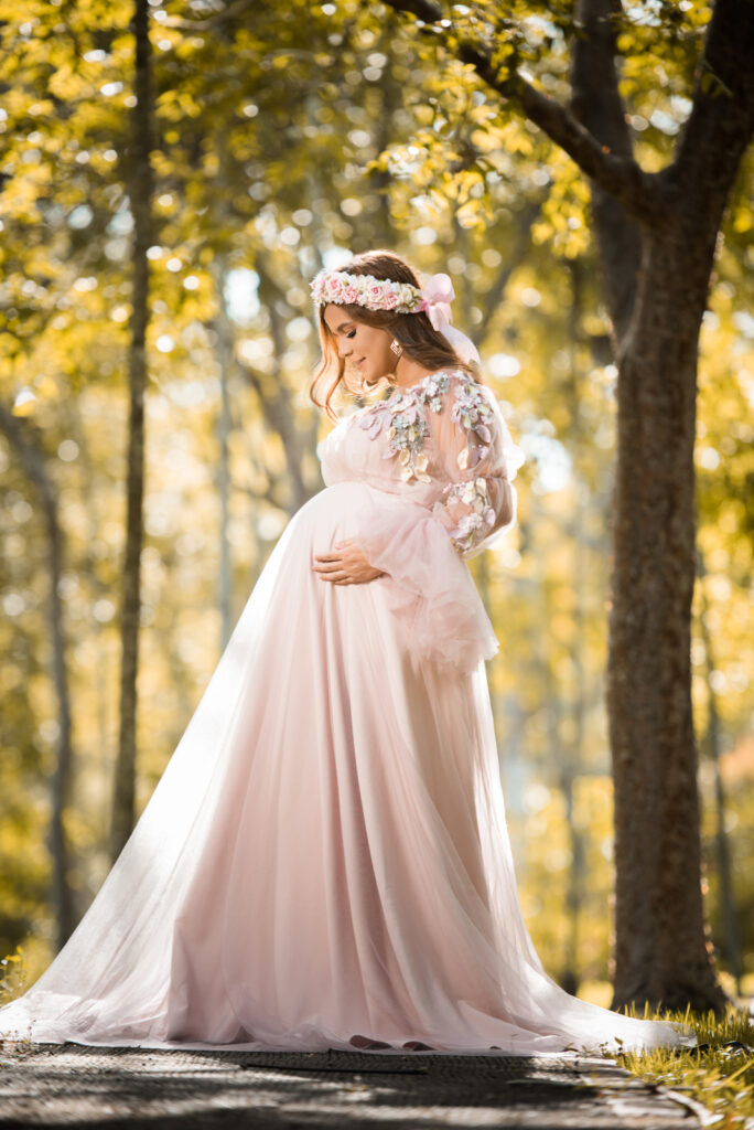 Sesion de fotos de embarazo con vestido en el Jardín Botánico de Santo Domingo, Republica Dominicana por el fotógrafo dominicano