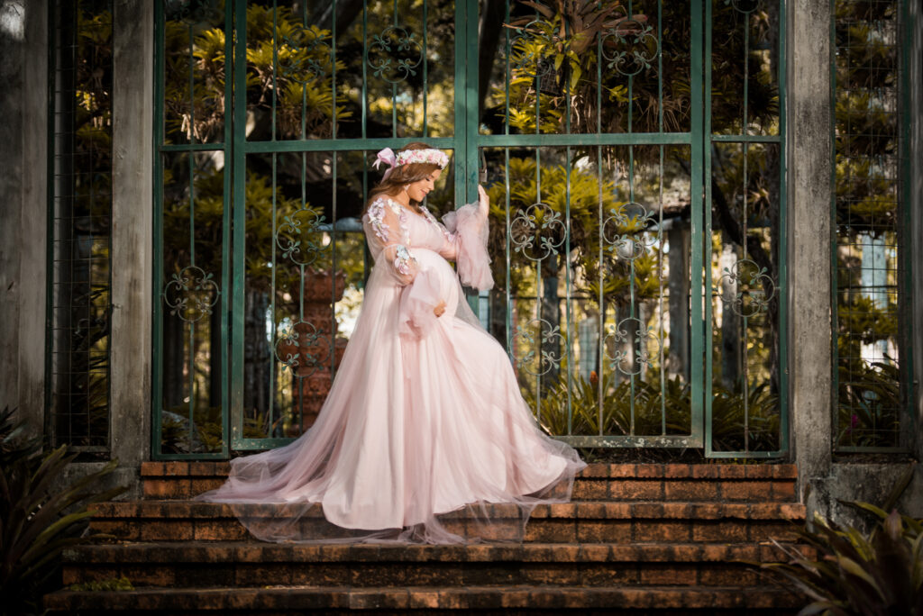 Sesion de fotos de embarazo con vestido en el Jardín Botánico de Santo Domingo, Republica Dominicana por el fotógrafo dominicano