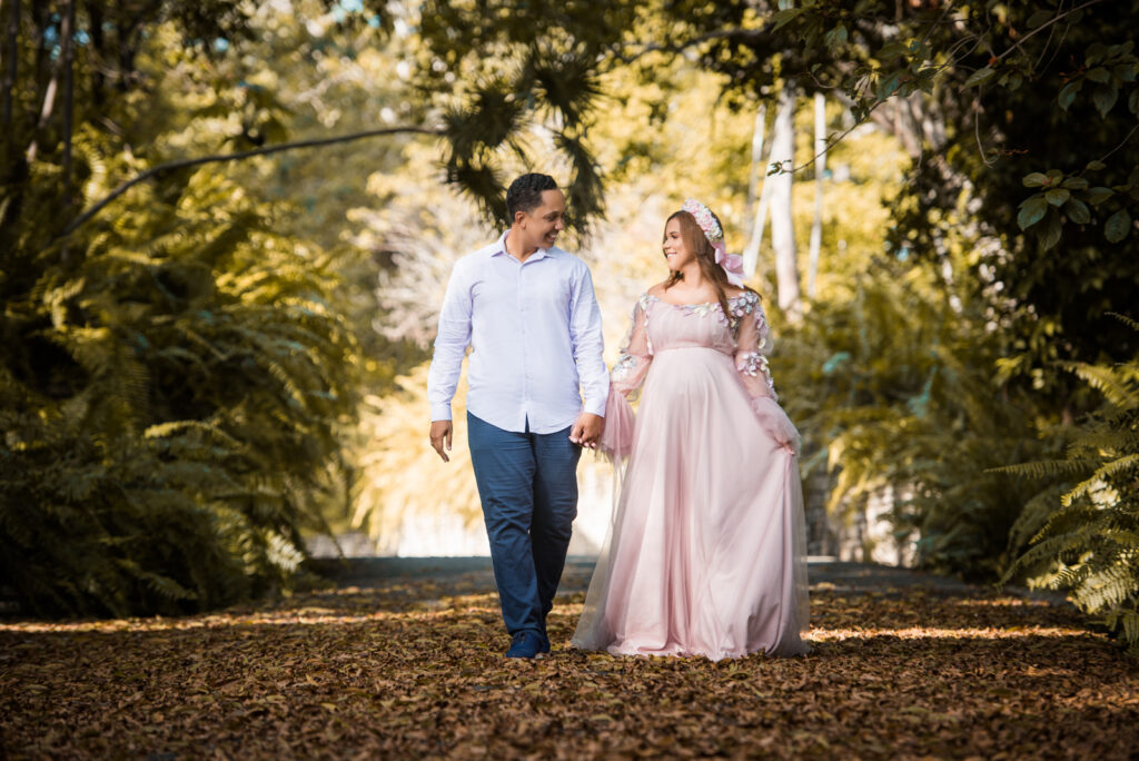 Sesion de fotos de embarazo con vestido en el Jardín Botánico de Santo Domingo, Republica Dominicana por el fotógrafo dominicano