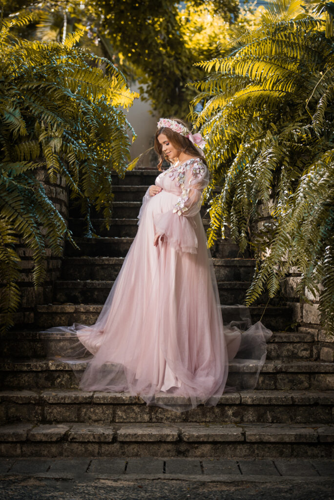 Sesion de fotos de embarazo con vestido en el Jardín Botánico de Santo Domingo, Republica Dominicana por el fotógrafo dominicano