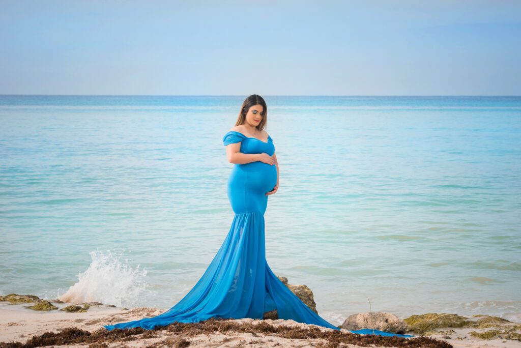 Sesion de fotos para embarazadas en la playa de Bayahibe, La Romana, Republica Dominicana por el fotografo dominicano