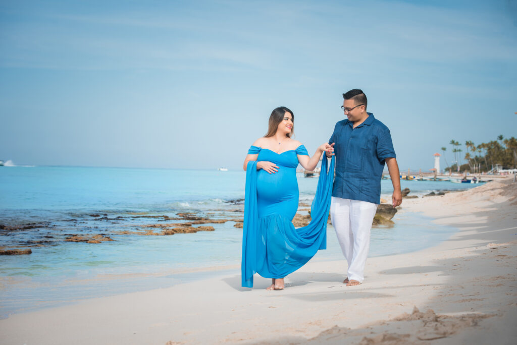 Sesion de fotos para embarazadas en la playa de Bayahibe, La Romana, Republica Dominicana por el fotografo dominicano