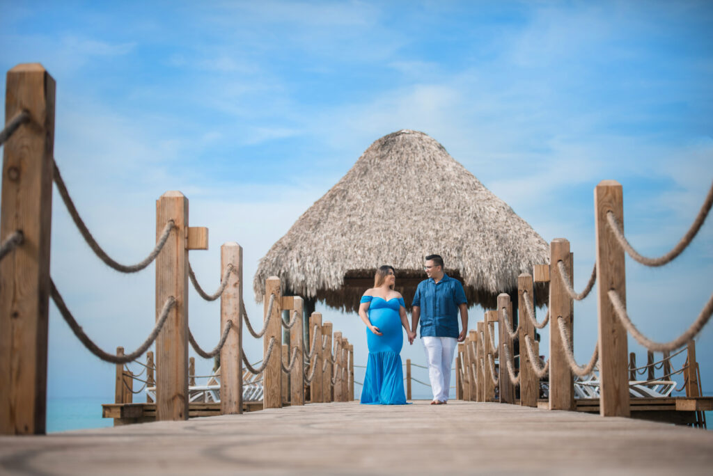 Sesion de fotos para embarazadas en la playa de Bayahibe, La Romana, Republica Dominicana por el fotografo dominicano