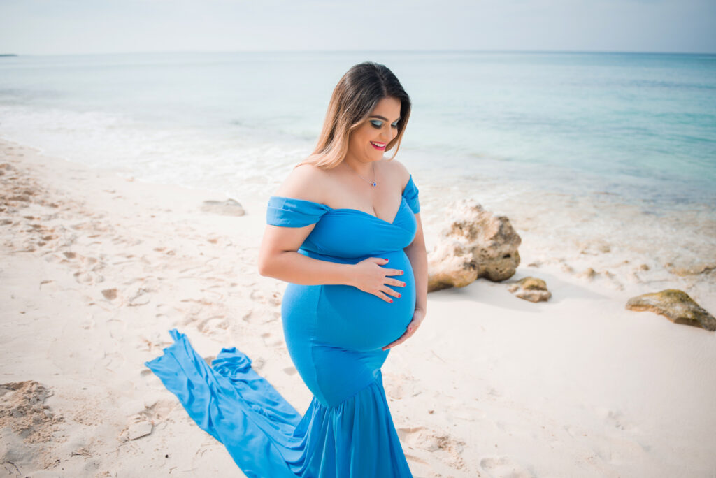 Sesion de fotos para embarazadas en la playa de Bayahibe, La Romana, Republica Dominicana por el fotografo dominicano