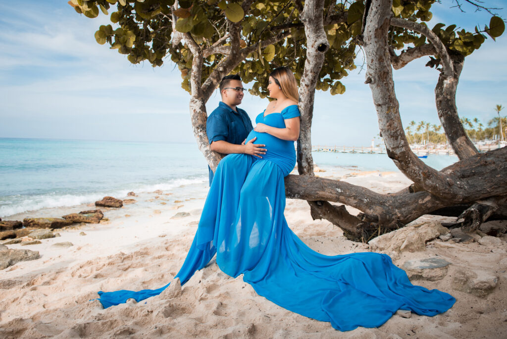 Sesion de fotos para embarazadas en la playa de Bayahibe, La Romana, Republica Dominicana por el fotografo dominicano