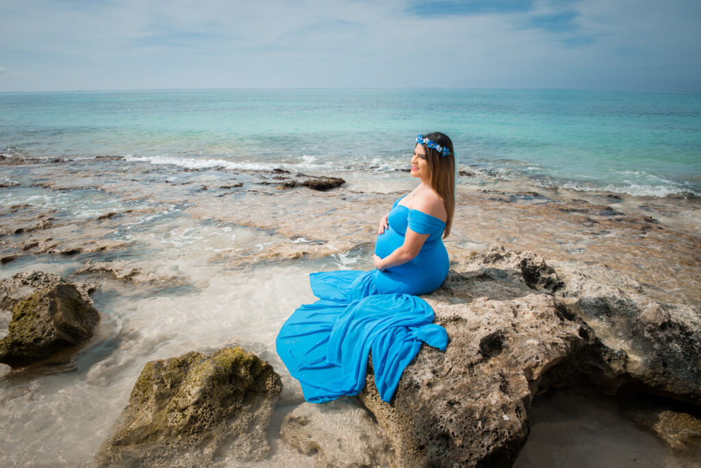 Sesion de fotos para embarazadas en la playa de Bayahibe, La Romana, Republica Dominicana por el fotografo dominicano