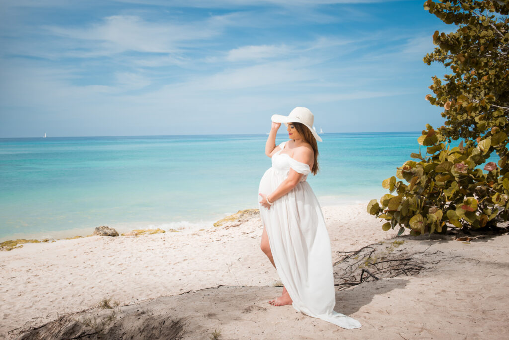 Sesion de fotos para embarazadas en la playa de Bayahibe, La Romana, Republica Dominicana por el fotografo dominicano