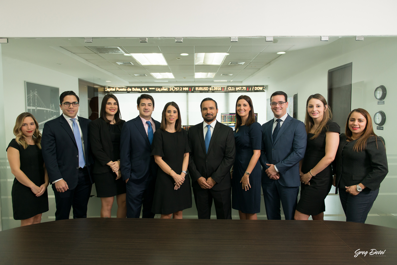 Sesión de fotos de grupo corporativa para la empresa United Capital en Santo Domingo, República Dominicana por el fotógrafo dominicano Greg Dotel