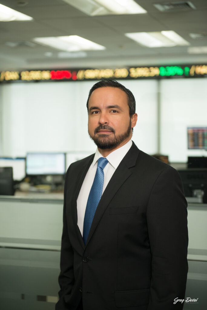 Sesión de fotos para perfil corporativo para la empresa United Capital en Santo Domingo, República Dominicana por el fotógrafo dominicano Greg Dotel