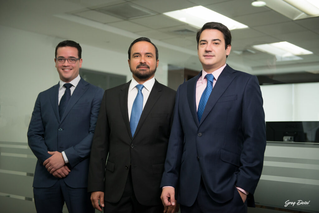 Sesión de fotos de grupo corporativa para la empresa United Capital en Santo Domingo, República Dominicana por el fotógrafo dominicano Greg Dotel