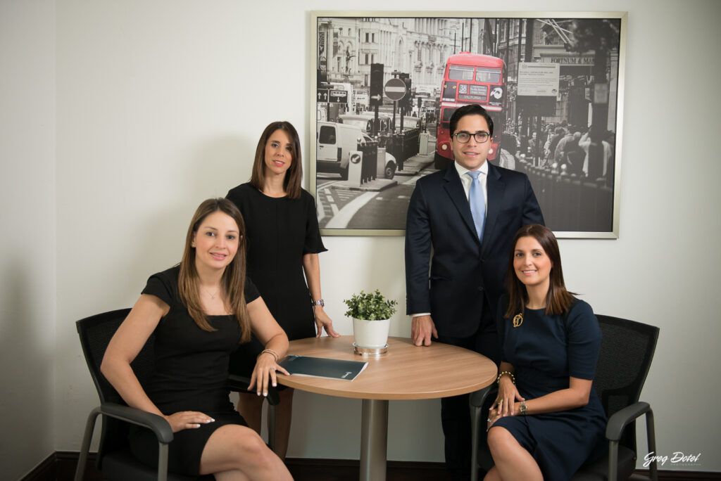 Sesión de fotos de grupo corporativa para la empresa United Capital en Santo Domingo, República Dominicana por el fotógrafo dominicano Greg Dotel