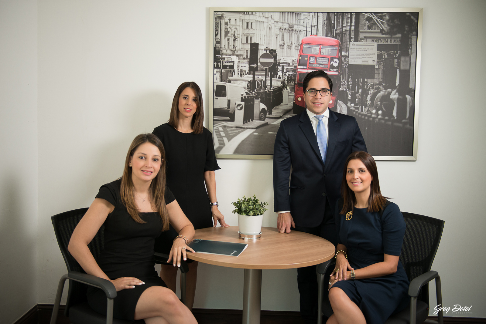 Sesión de fotos de grupo corporativa para la empresa United Capital en Santo Domingo, República Dominicana por el fotógrafo dominicano Greg Dotel