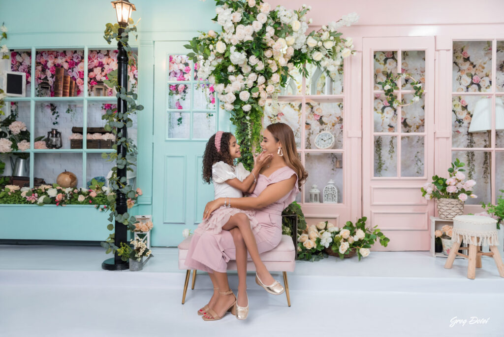 Set de fotografía para madres en estudio fotografico con escenografia hermosa en Santo Domingo, República Dominicana por el fotografo Greg Dotel