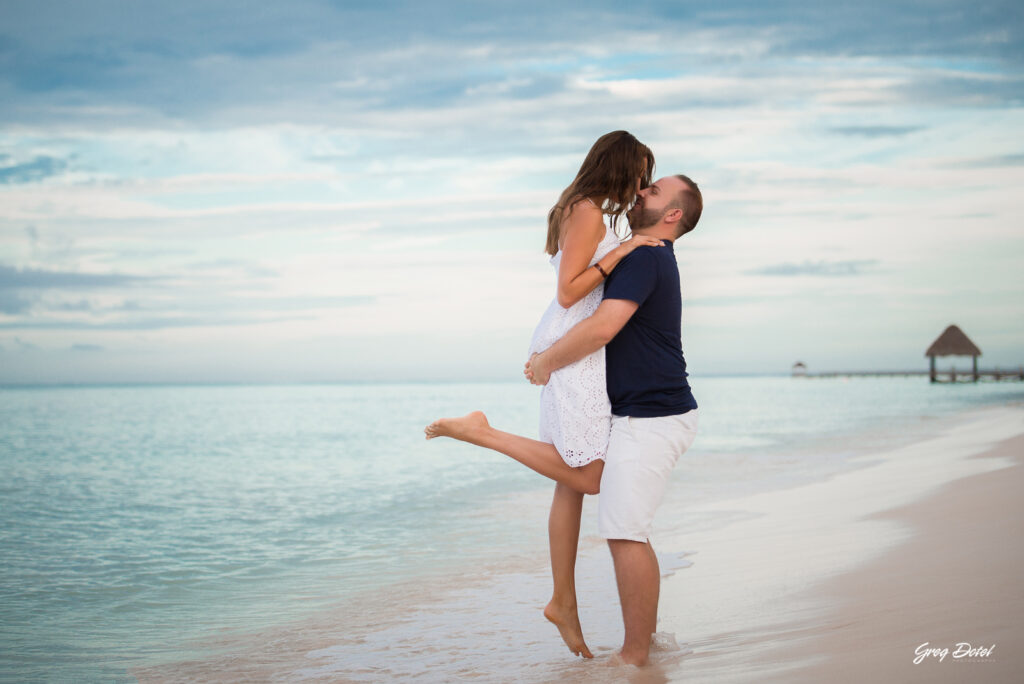 Sesión de fotos de novios en las playas de Bayahibe, La Romana, República Dominicana por el fotografo dominicano Greg Dotel Photography. Fotos de novios o pareja en la playa de vacaciones.
