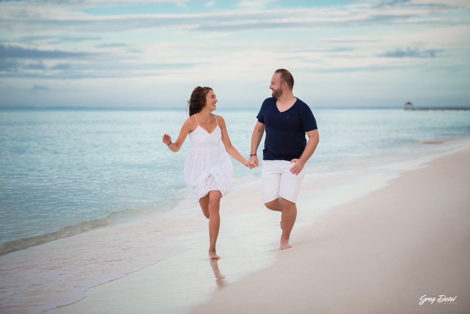 Sesión de fotos de novios en las playas de Bayahibe, La Romana, República Dominicana por el fotografo dominicano Greg Dotel Photography. Fotos de novios o pareja en la playa de vacaciones.